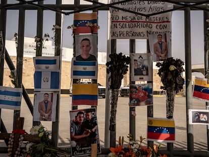 Altar dedicado a los migrantes fallecidos durante el incendio del Instituto Nacional de Migración, en Ciudad Juárez, en marzo de 2023.