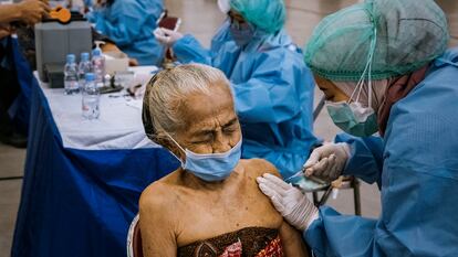 Una anciana de 87 años recibe una dosis de la vacuna de refuerzo para la covid-19 de AstraZeneca, el 13 de enero de 2022 en Yogyakarta, Indonesia.