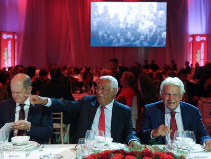 Desde la izquierda, Olaf Scholz, António Costa y Felipe González celebraban el miércoles el aniversario del Partido Socialista en Lisboa.