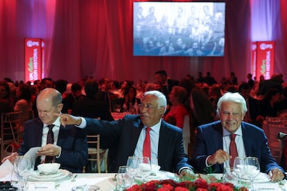 Portuguese Prime Minister and general secretary of the Portuguese Socialist Party, Antonio Costa (C), German Chancellor Olaf Scholz (L) and Spanish former socialist leader Felipe Gonzalez (R)
