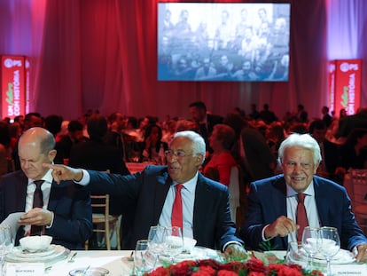 Desde la izquierda, Olaf Scholz, António Costa y Felipe González celebraban el miércoles el aniversario del Partido Socialista en Lisboa.