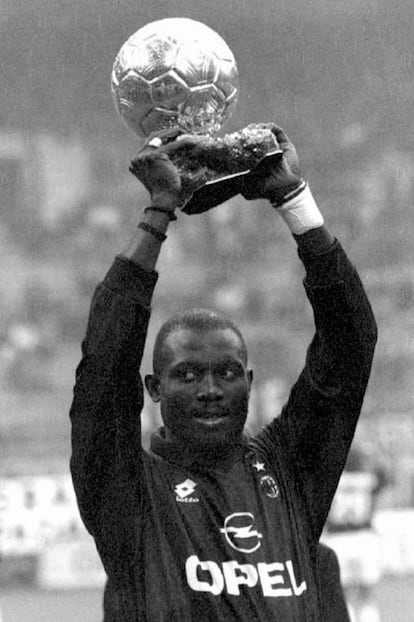 George Weah muestra a la afición del Milan el Balón de Oro conseguido en 1996.