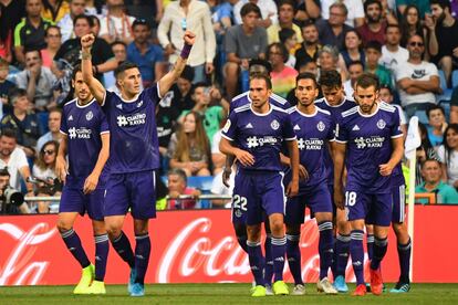 Los jugadores del Real Valladolid celebran el gol del empate ante el equipo blanco.