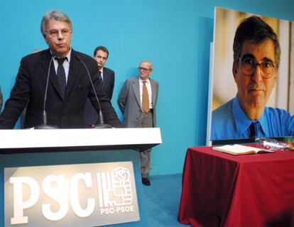 Felipe González, en su discurso durante el acto homenaje al exministro de Sanidad asesinado por ETA, Ernest Lluch, organizado en Barcelona en el 2000. Tras él puede verse a José Luis Rodríguez Zapatero y Joan Raventós.