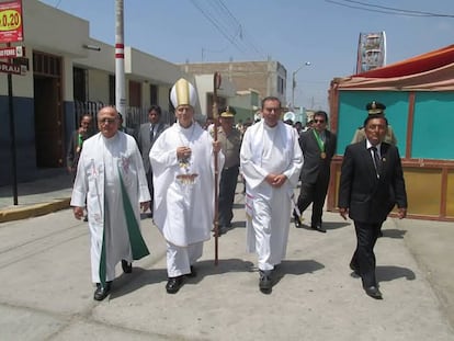 Robert Prevost (segundo por la izquierda) en una visita a Reque (Perú) en noviembre de 2018 durante su etapa como obispo de Chiclayo. A la izquierda de la imagen, el sacerdote Pedro Vásquez, en una imagen cedida.