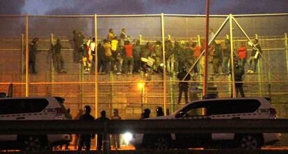 African immigrants clinging to the Melilla fence on Friday morning.