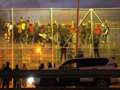 African immigrants clinging to the Melilla fence on Friday morning.