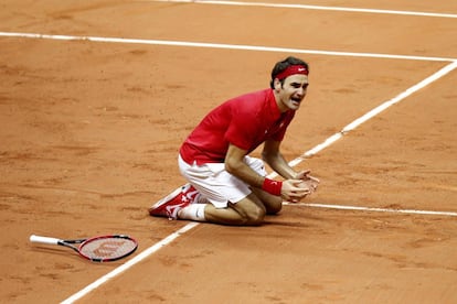 Federer rompe a llorar tras su victoria ante Gasquet por 6-4, 6-2, 6-2 en el punto definitivo de la Copa Davis.