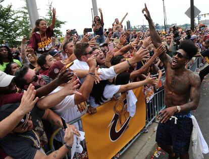 Shumpert, junto a los aficionados, durante la celebración.