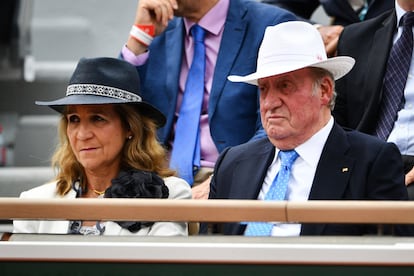 Don Juan Carlos, con su hija Elena.