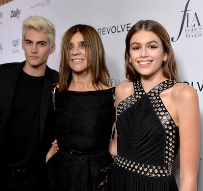 Los hermanos Gerber junto a Carine Roitfield.