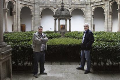 O director de Galaxia, Víctor Freixanes, e o responsábel de Xerais, Manuel Bragado, no claustro do Hostal dos Reis Católicos.