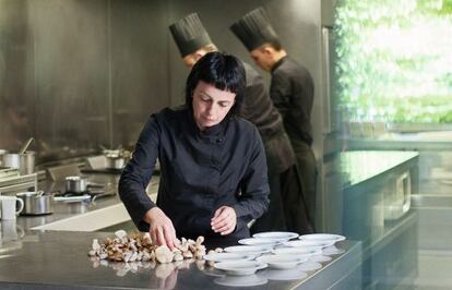 Fina Puigdevall, en la cocina de su restaurante Les Cols seleccionando 'boletus' de la zona.