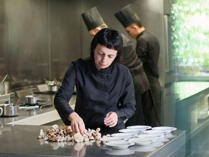 Fina Puigdevall, en la cocina de su restaurante Les Cols seleccionando 'boletus' de la zona.