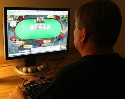 Un usuario juega al póker por Internet.