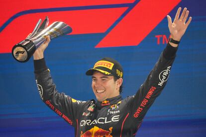 Sergio "Checo" Pérez con el trofeo del Gran Premio de la Fórmula 1 de Singapur, este 2 de octubre, en el Circuito Urbano Marina Bay. Ésta es su cuarta victoria en la máxima categoría de autos fórmula.