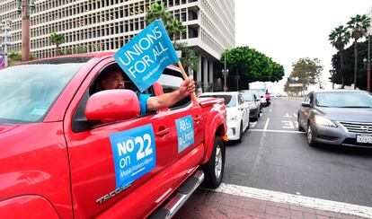 Conductores de Uber y Lyft protestan frente al Ayuntamiento de Los Ángeles (EE UU) el pasado 22 de octubre.