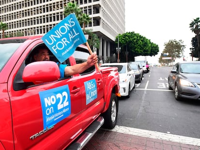 Conductores de Uber y Lyft protestan frente al Ayuntamiento de Los Ángeles (EE UU) el pasado 22 de octubre.