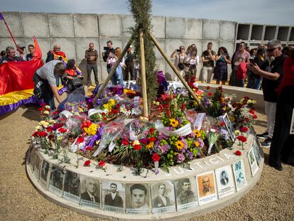 Inauguración del osario-memorial de Pico Reja, en el cementerio de San Fernando de Sevilla