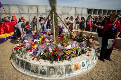 Inauguración del osario-memorial de Pico Reja, en el cementerio de San Fernando de Sevilla