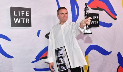 Raf Simons (entonces creador de Calvin Klein) posa con el premio a Mejor diseñador de moda masculina del año en junio de 2017.