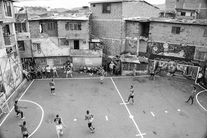 Una cancha callejera en Medellín.