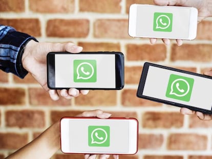 Cuatro móviles con el logo de Whatsapp