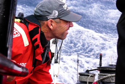 Bannatyne observa el trimado de la vela del CAMPER NZ en la etapa entre Sanya, China to Auckland, Nueva Zelanda, en 2012.