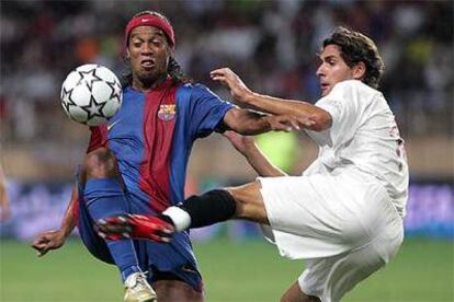 Ronaldinho controla un balón hostigado por Escudé.
