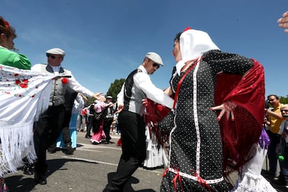 Chupalos y chulapas bailan en la pradera durante la festividad del santo.