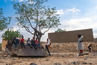 <p>Algunos niños juegan en un tanque cerca de Barentu. La guerra ha sido durante mucho tiempo la normalidad para los habitantes de estas zonas, y los pequeños, en consecuencia, se adaptan a jugar con lo que encuentran, utilizando también un tanque como tobogán. </p>  <p>La situación de Barentu también es muy compleja, ya que la zona ha sido el centro de muchos enfrentamientos entre eritreos y etíopes, permaneciendo cerrada a los visitantes hasta hace poco. La ciudad está en reconstrucción y las señales de la guerra son visibles en casi todas partes. </p>