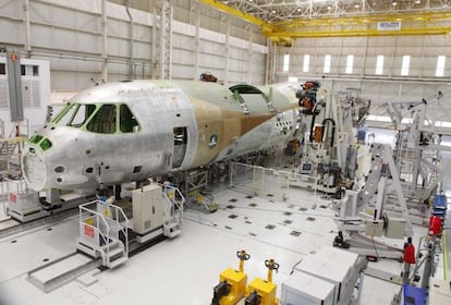 Um avião na linha de montagem da Embraer.