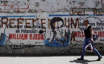 Un mural con la imagen de Hugo Ch&aacute;vez y una pintada que reza: Refer&eacute;ndum.