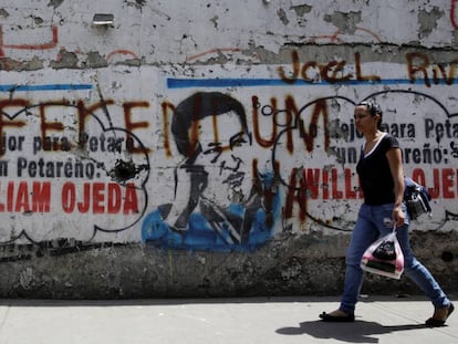 Un mural con la imagen de Hugo Ch&aacute;vez y una pintada que reza: Refer&eacute;ndum.