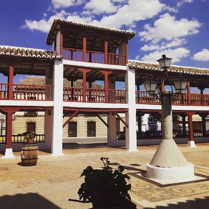 Corredores de madera en la plaza de la Constitución de Puerto Lápice, que mantiene un aspecto que hace rememorar la atmósfera de la novela de Cervantes.