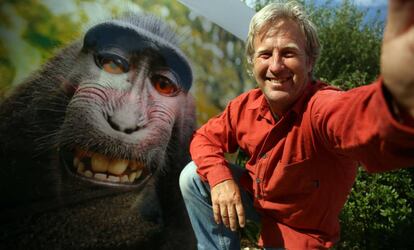 El fot&oacute;grafo David Slater junto al selfie del macaco Naruto.