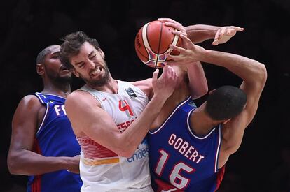 Pau Gasol pelea el balón con Rudy Gobert.