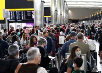 Imagen de cientos de viajeros en Heathrow este verano.