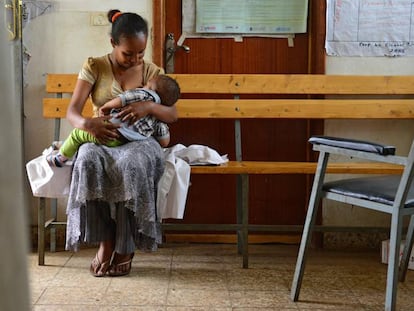 La doctora Elsebet Aklilu hace una pausa para dar el pecho a su hijo de diez meses, Fikir Mekete, en el centro de salud donde trabaja, en el pueblo de Maderia (Etiopía).