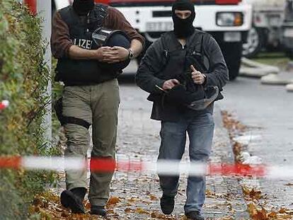 Dos agentes de las fuerzas de seguridad salen de la escuela atacada.