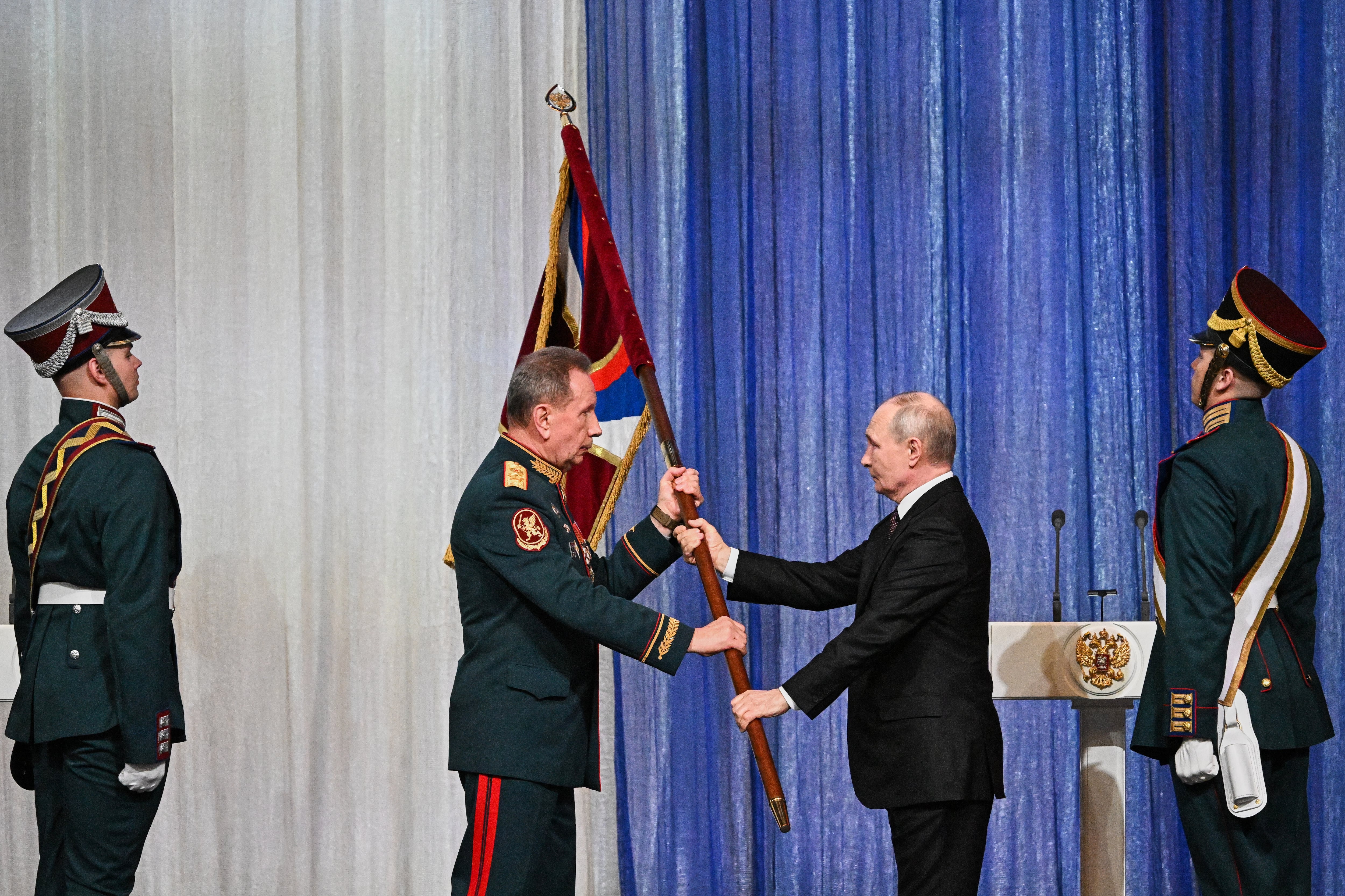 Trump sacude el árbol, Putin recoge las nueces