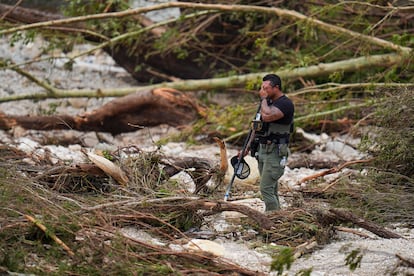 Personal de emergencia peina la orilla del río Guadalupe cerca de Camp Mystic en Hunt, Texas, este sábado.