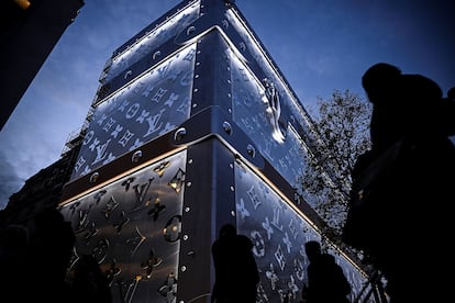 Vista exterior del hotel que Louis Vuitton tiene en los Campos Elíseos de París (Francia), en una imagen de diciembre de 2023.