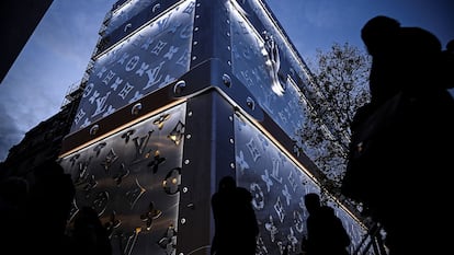 Vista exterior del hotel que Louis Vuitton tiene en los Campos Elíseos de París (Francia), en una imagen de diciembre de 2023.