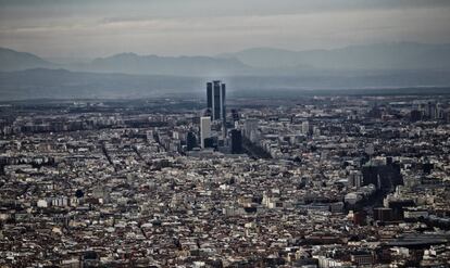 <p>Quizá la capital no sea un ejemplo de armonía urbanística, pero precisamente por eso los expertos de nuestro jurado han puesto de relieve obras tan dispares de la ciudad como el Palacio Real o la ampliación del Reina Sofía, de Jean Nouvel y <strong>el escaparate de la M-30, que expone "su arquitectura de finales de los 60 y los 70 con esos bloques abiertos con jardín tan innovadores"</strong>, según Andrés Jaque. El arquitecto y experto en urbanismo, fundador y director de Office for Political Innovation, también se refiere a joyas como las Torres Blancas de Sáenz de Oiza o la Caja Postal, de De la Sota.</p>