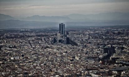 <p>Quizá la capital no sea un ejemplo de armonía urbanística, pero precisamente por eso los expertos de nuestro jurado han puesto de relieve obras tan dispares de la ciudad como el Palacio Real o la ampliación del Reina Sofía, de Jean Nouvel y <strong>el escaparate de la M-30, que expone "su arquitectura de finales de los 60 y los 70 con esos bloques abiertos con jardín tan innovadores"</strong>, según Andrés Jaque. El arquitecto y experto en urbanismo, fundador y director de Office for Political Innovation, también se refiere a joyas como las Torres Blancas de Sáenz de Oiza o la Caja Postal, de De la Sota.</p>