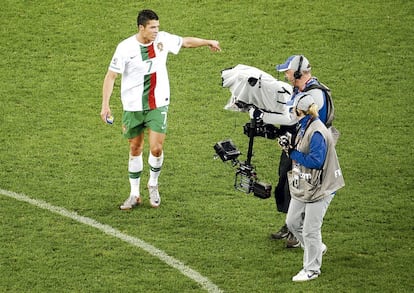 Se há uma coisa boa no caráter narcisista de Cristiano Ronaldo é que ele não tem filtros. Na foto, pede a uma equipe de televisão que deixe de enfocá-lo depois da derrota e que gravem os espanhóis, que acabavam de ganhar a Portugal nas oitavas da Copa da África do Sul, em 2010.