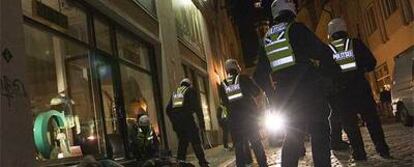 La policía estonia detiene a varios manifestantes el viernes por la noche en el centro de Tallin.