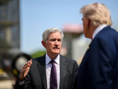 Jerome Powell habla con Donald Trump el pasado jueves, durante la visita del presidente de Estados Unidos a la Reserva Federal.