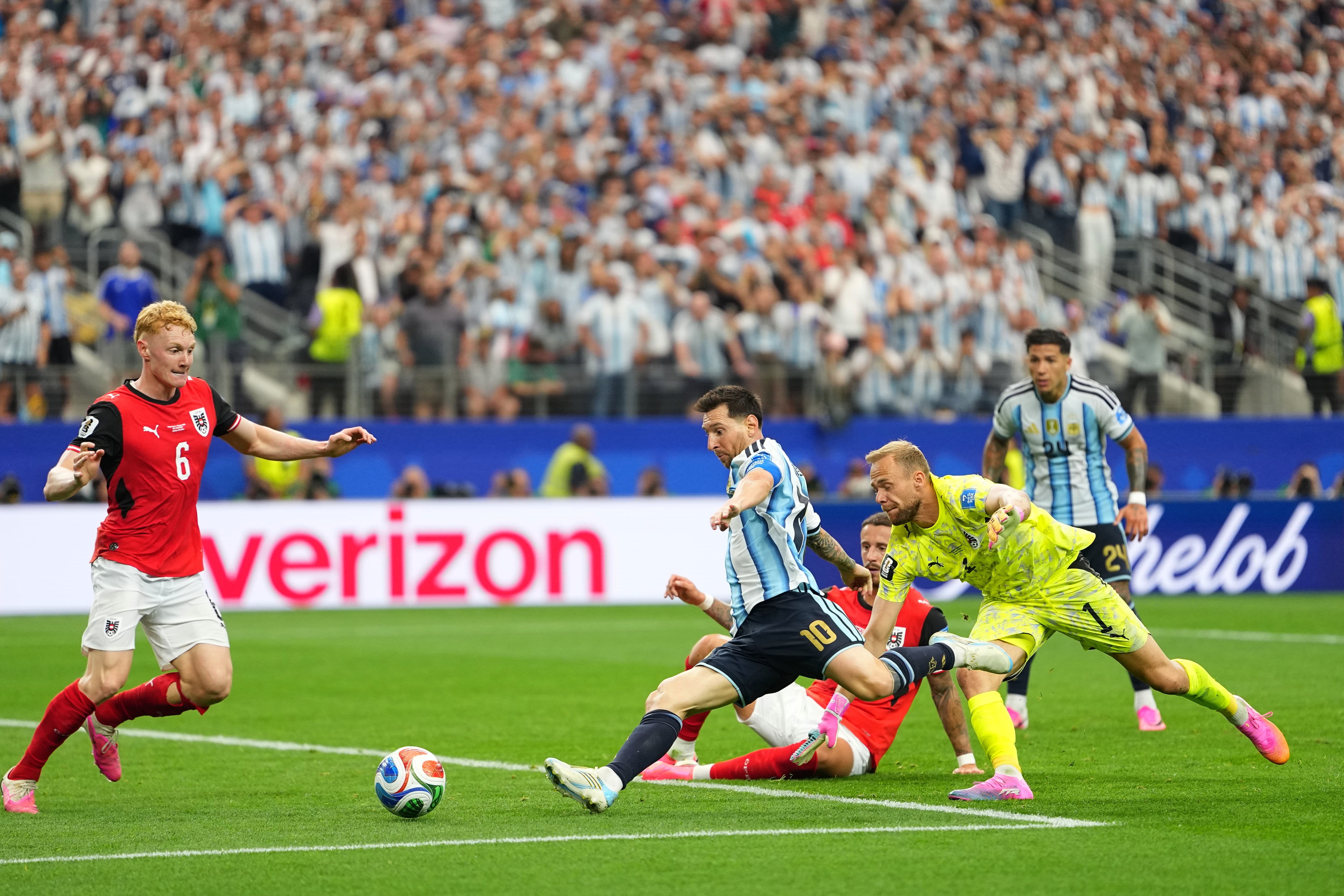 Leo Messi golea paseándose en el Mundial